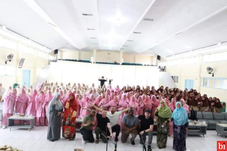 Musisi Amerika Drew Tucker dan New Standard Berkolaborasi dengan Santri Diniyyah Puteri