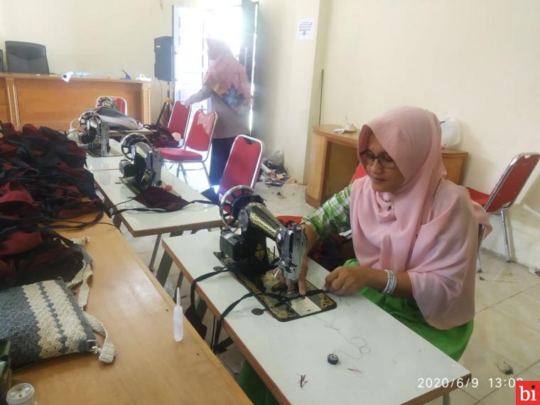 Nagari Sinuruik Kecamatan Talamau Produksi 3.000 Masker untuk Dibagikan ke Masyarakat