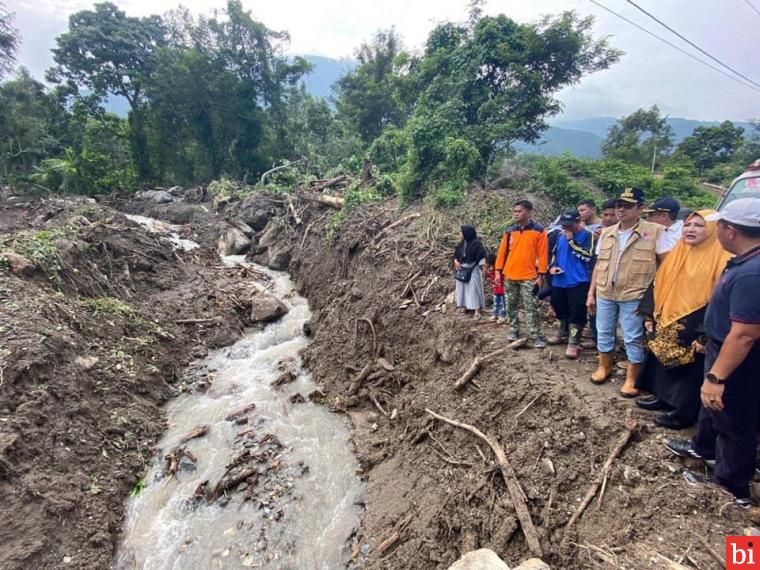 Nevi Zuairina Kunjungi Korban Banjir Bandang Malalo