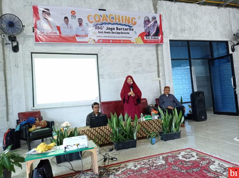 Nevi Zuairina Sampaikan Pentingnya Bercerita Pada Coaching Ayah Bunda Guru