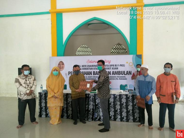 Nevi Zuairina Serahkan Ambulan di Empat Kabupaten Kota Wilayah Sumbar