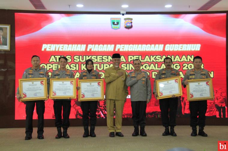 Operasi Ketupat Singgalang 2023 Sukses, Kapolda Sumbar terima Penghargaan dari Gubernur...