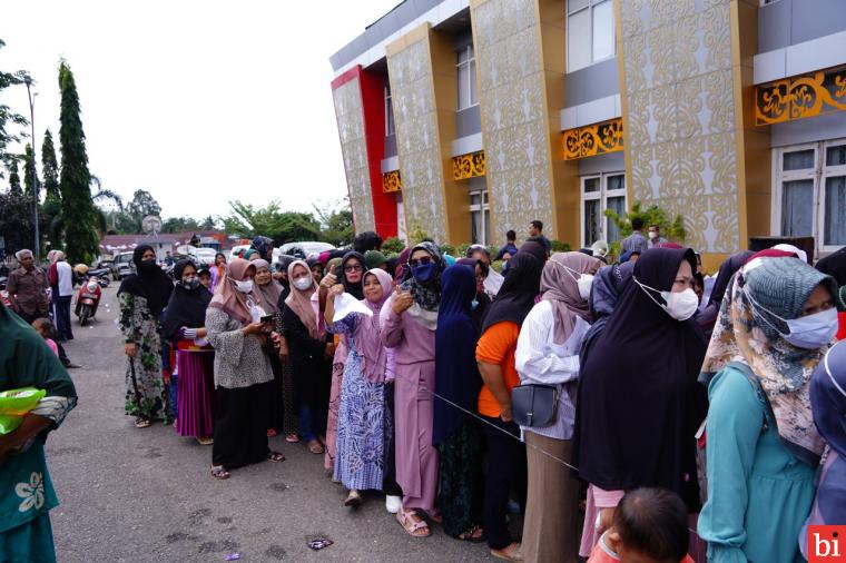 Operasi Pasar Minyak Goreng Pemkab Dharmasraya Diserbu Emak-emak