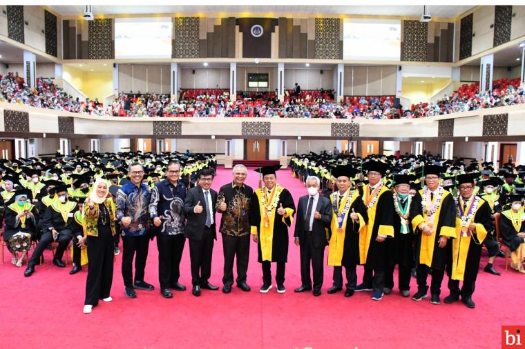 Orasi Ilmiah di Wisuda ke-129 UNP, Dirut PT Semen Padang Sampaikan Program Industri Hijau