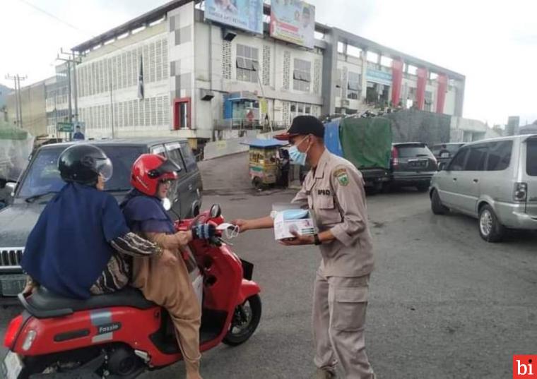 Padang Panjang Terpapar Abu Vulkanik, BPBD Kesbangpol Bagikan Masker