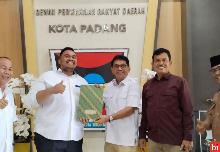 PAN Serahkan Berkas Calon Bakal Wakil Wali Kota Kepada Panlih DPRD Padang