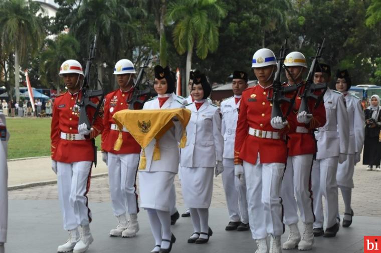 Parade Senja Berhasil Hibur Warga di Upacara Penurunan Bendera Merah Putih