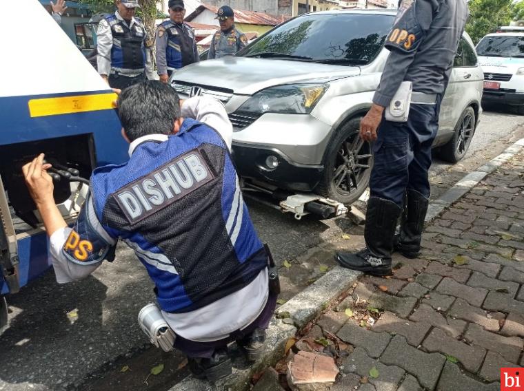 Parkir Sembarangan, Dishub Padang Derek dan Kempeskan Mobil Pengendara Nakal