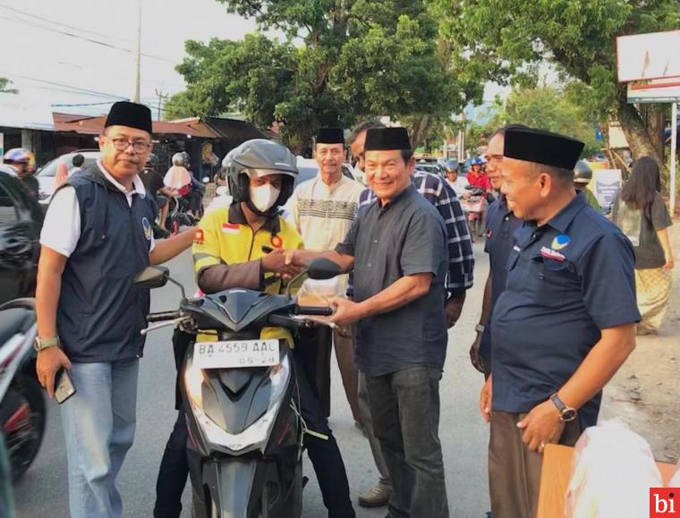 Partai NasDem Bagi Ratusan Takjil untuk Driver Ojol Kota Padang Syukuri Hasil Pileg