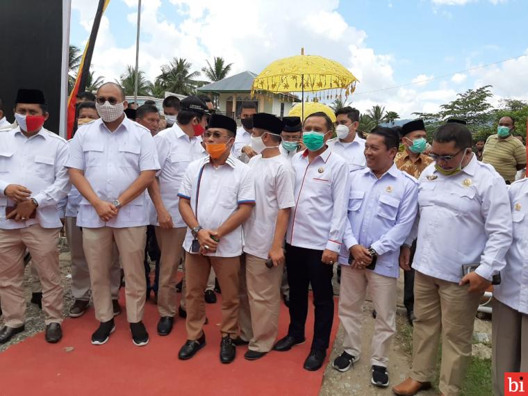 Pasangan Arrival Boy-Mendro Suarman Mendaftar ke KPU Sijunjung Diarak Bak Marapulai