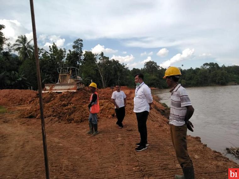 Pastikan Pembangunan Tetap Berjalan, Sutan Riska Tinjau Pengerjaan Tanggul Penahan Banjir