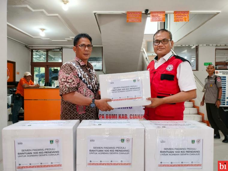 Peduli Gempa Cianjur, Semen Padang Serahkan 100 Kg Rendang ke BPBD Sumbar