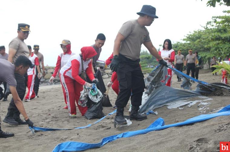 Peduli Kebersihan, Polda Sumbar Gelar Bersih-Bersih di Pantai Padang