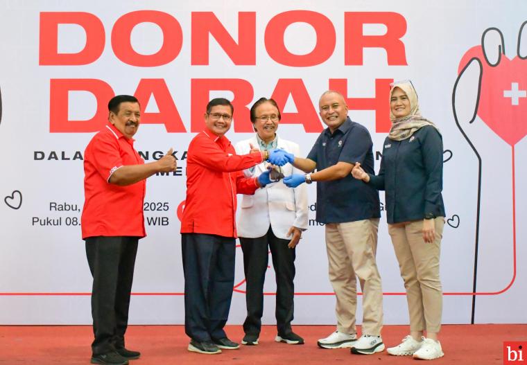 PT Semen Padang bersama Palang Merah Indonesia (PMI) Kota...