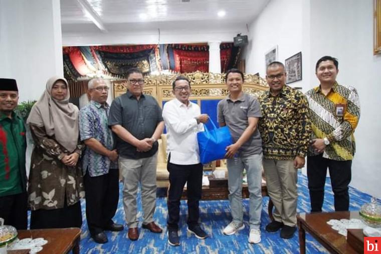 Peduli Masyarakat Miskin, Rumah Zakat Sumbar Serahkan 100 Paket Sembako