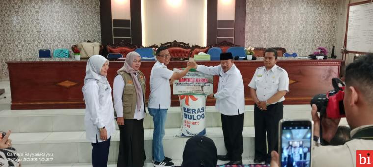 Pemerintah Provinsi Sumatera Barat Serahkan Bantuan bagi Masyarakat Terdampak Longsor...
