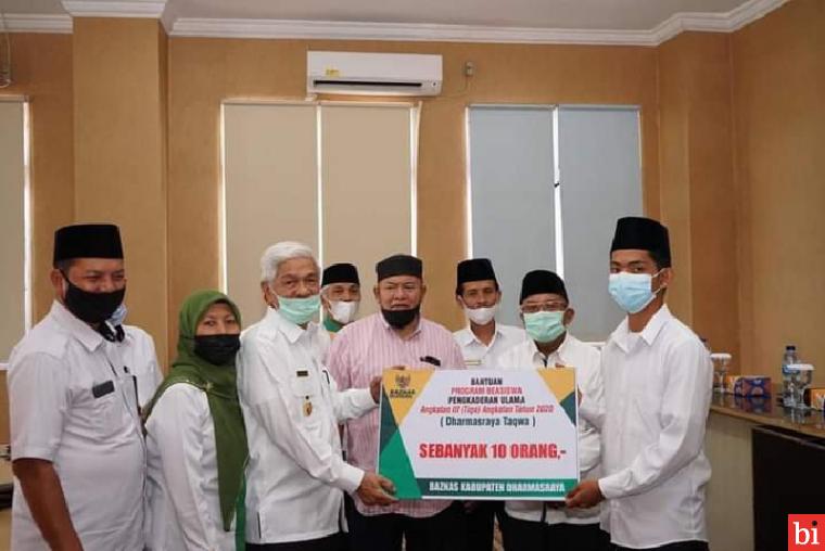 Pemkab Dharmasraya dan Baznas Salurkan Beasiswa SKSS dan Kader Ulama Bagi Mahasiswa