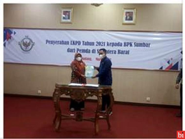 Pemkab Pessel Serahkan LKPD Tahun 2021 kepada BPK Perwakilan Sumbar