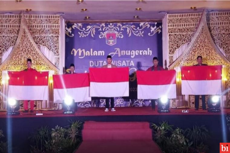 Pemko Bukittinggi Bagikan 1078 Bendera Untuk Masyarakat