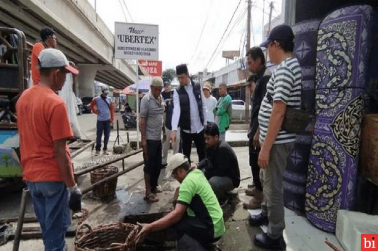 Pemko Bukittinggi Gotong Royong Bersihkan Drainase Pasar Aur Kuning