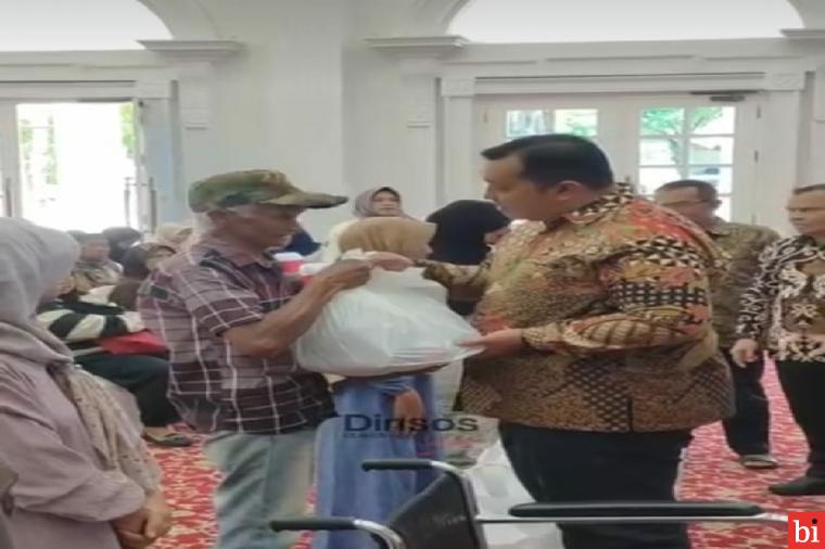 Pemko Bukittinggi Serahkan 7 Unit Kursi Roda dan 85 Paket Sembako Untuk  Warga Kurang...