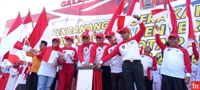 Pemko Padang Bagikan 15.355 Bendera Merah Putih Sambut HUT RI ke-79