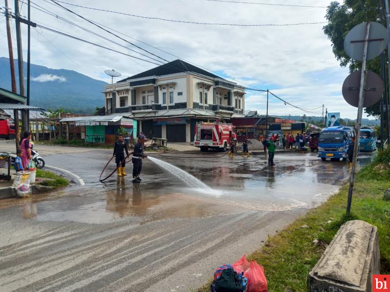 Pemko Padang Panjang Lakukan Pembersihan Ruas Jalan Pascabanjir