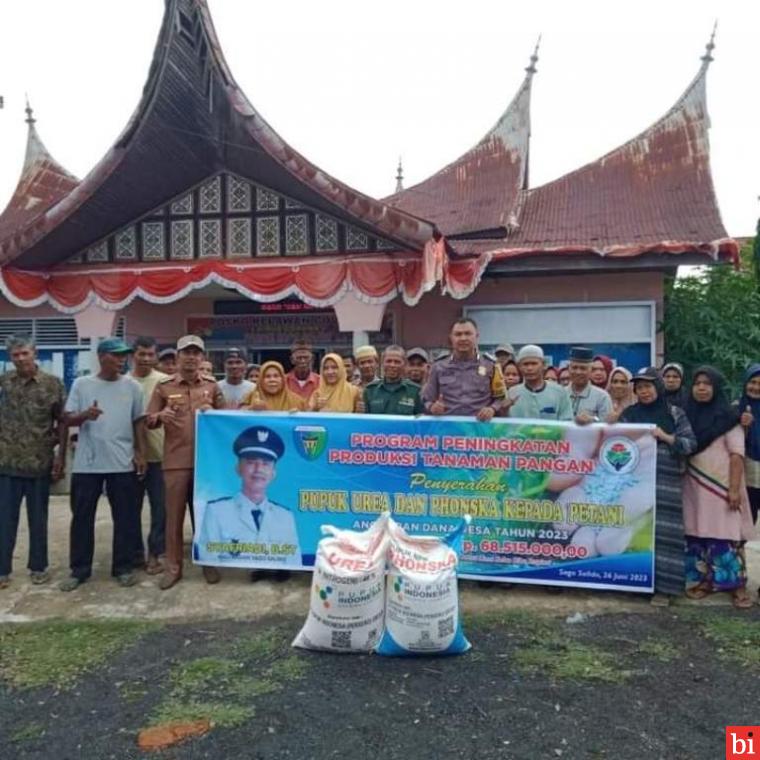 Pemnag Sago Salido Salurkan Bantuan Pupuk Padi kepada Kelompok Tani