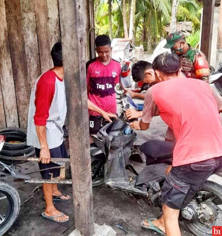 Pemuda Desa Sikabaluan Mentawai Dapat Pelatihan Membengkel dari Babinsa  Serda Muskhandar