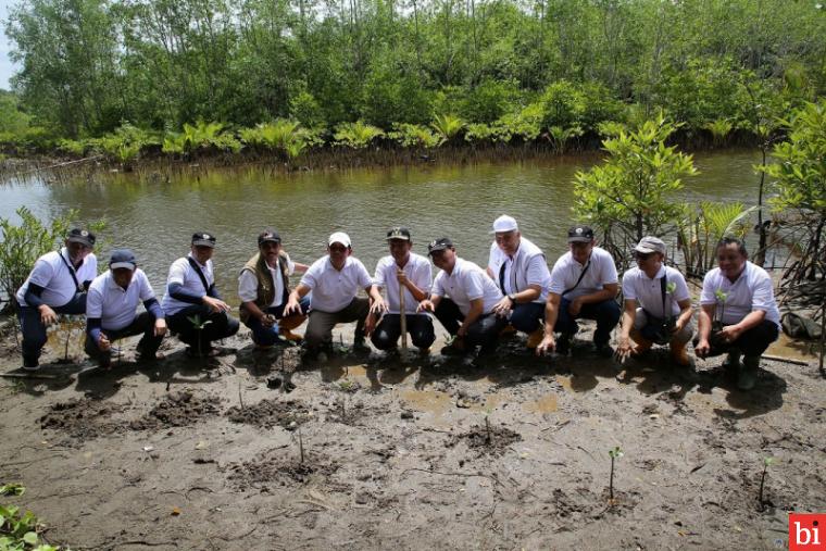 Penanaman 1.000 Pohon Mangrove dari Sekolah Pascasarjana UNP di Pesisir Desa Wisata Apar