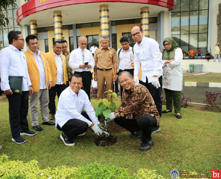 Penanaman 10 Juta Pohon dan Seminar Nasional bersama Staf Khusus Menko PMK RI di UNP