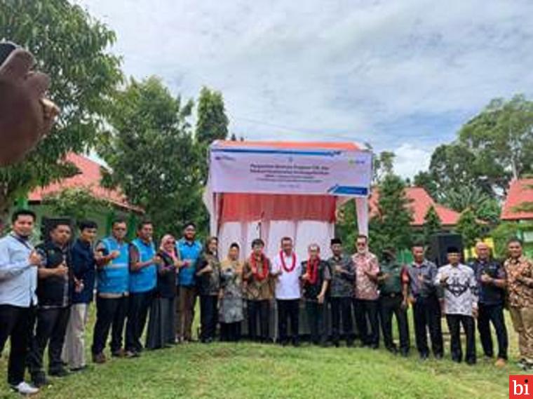 Penyerahan Bantuan Program Tanggung Jawab Sosial dan Lingkungan di SMAN 1 Airpura