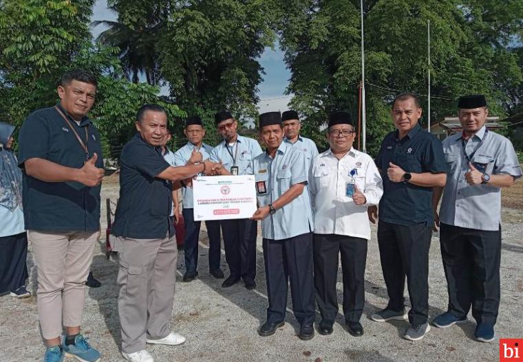 Peringati Hari Pendidikan Nasional, Semen Padang Serahkan Bantuan Perawatan dan Perbaikan...