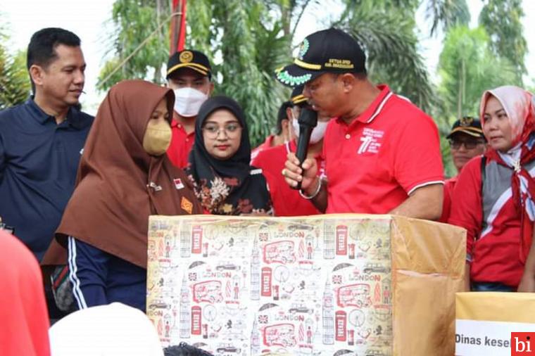 Peringati HUT RI, Ketua DPRD Jalan Santai Bersama Ratusan Peserta