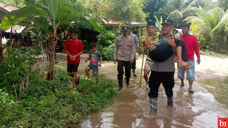 Personel Polsek Sungai Rumbai Bersama Masyarakat Evakuasi Warga Terdampak Banjir