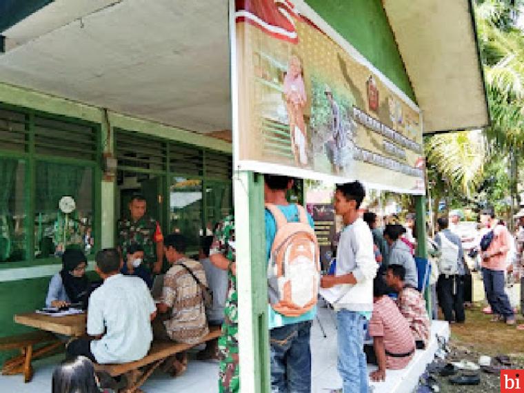 Personil Koramil 01 Sikabalun Distribusikan Bantuan untuk Pedagang Kaki Lima dan Nelayan