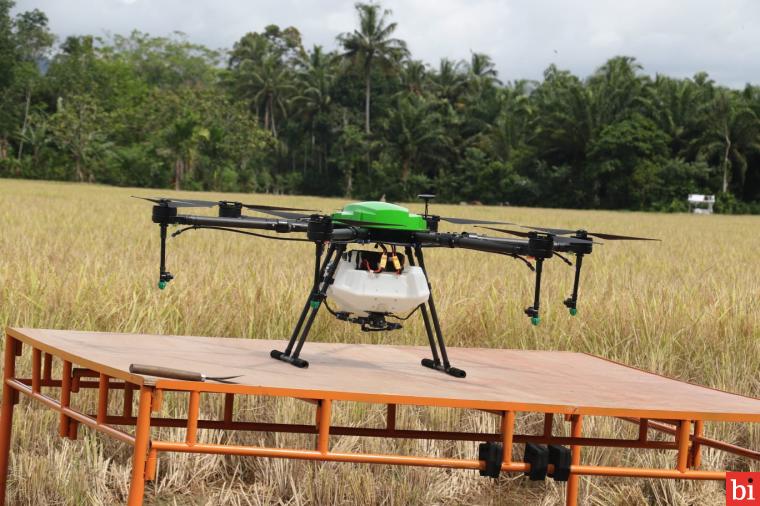 Pertama di Sumatera, Mahyeldi Luncurkan Drone Sprayer Kelompok Tani