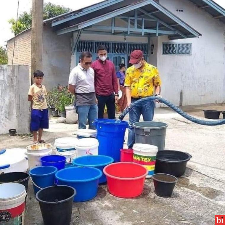 Perumdam Kota Padang Turun Langsung Layani Kebutuhan Air Minum Korban Banjir Padang