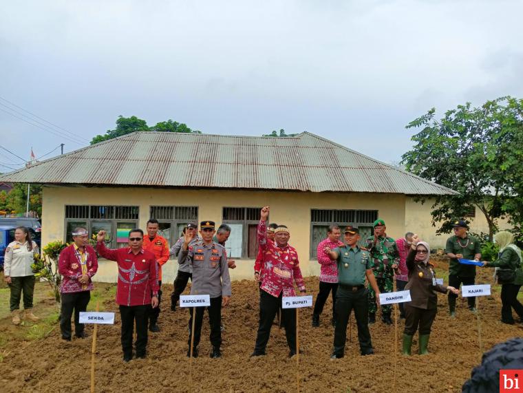 Pimpin Gerakan Menanam Cabai dan Jagung Manis bersama Unsur OPD, Pj. Bupati Kepulauan...