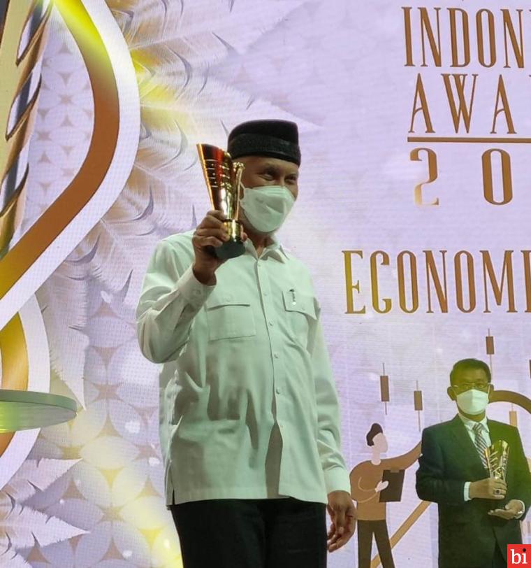 Pimpin Pilot Project Ekonomi Syariah, Gubernur Mahyeldi Raih Penghargaan