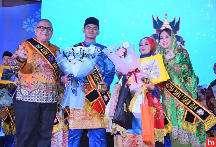 Pj Wako Padang Bersama Istri Dinobatkan Sebagai Ayah dan Bunda Pengayom GenRe Sumbar...