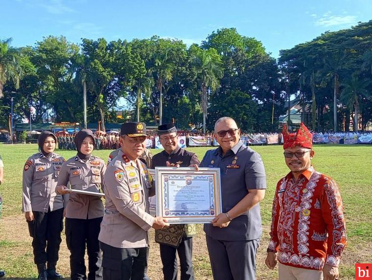 Pj Wako Padang Terima Penghargaan Tokoh Pelopor Anti Tawuran dan Balap Liar