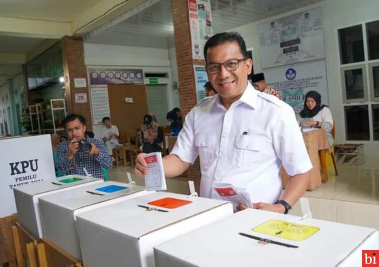 Pj Wako Sonny dan Keluarga Salurkan Hak Pilih di TPS 15 Silba