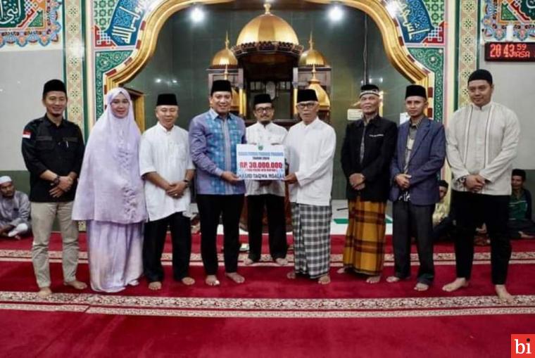 Pj Wako Sonny Serahkan Hibah ke Masjid Taqwa Ngalau