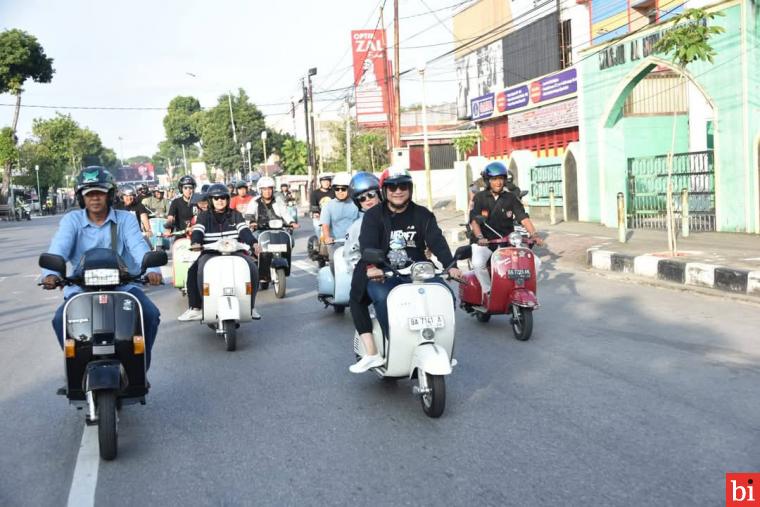 Pj Wali Kota Bersama Ratusan Pencinta Motor Vespa Promosikan Destinasi Wisata Kota Padang