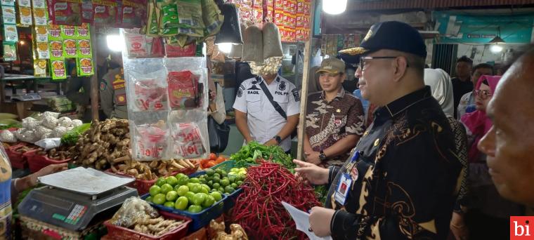 Pj Wali Kota Padang Andree Algamar Kunjungi Pasar Jelang Idul Adha Pastikan Stok Pangan...