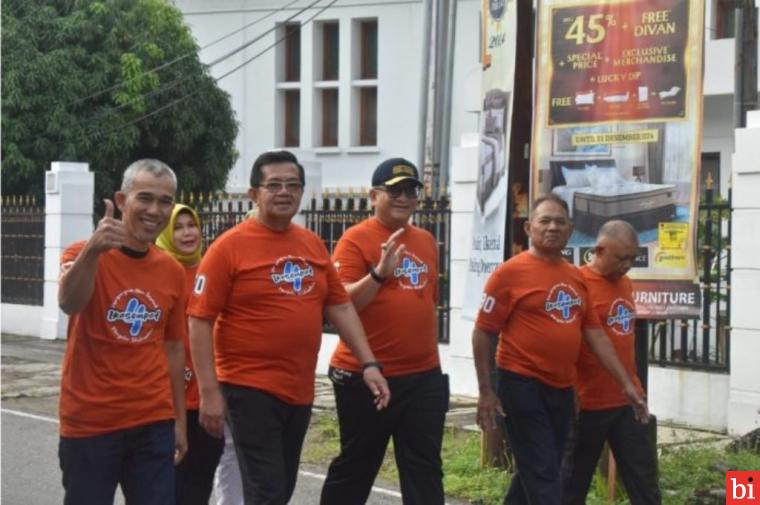 Pj Walikota Padang Andree Algamar Lepas Peserta Jalan Santai IKASEMPAT