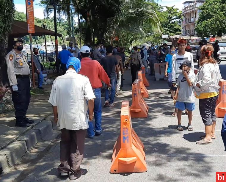 Polda Sumbar Berbagi Nasi Bungkus Kepada Warga Terdampak Covid-19