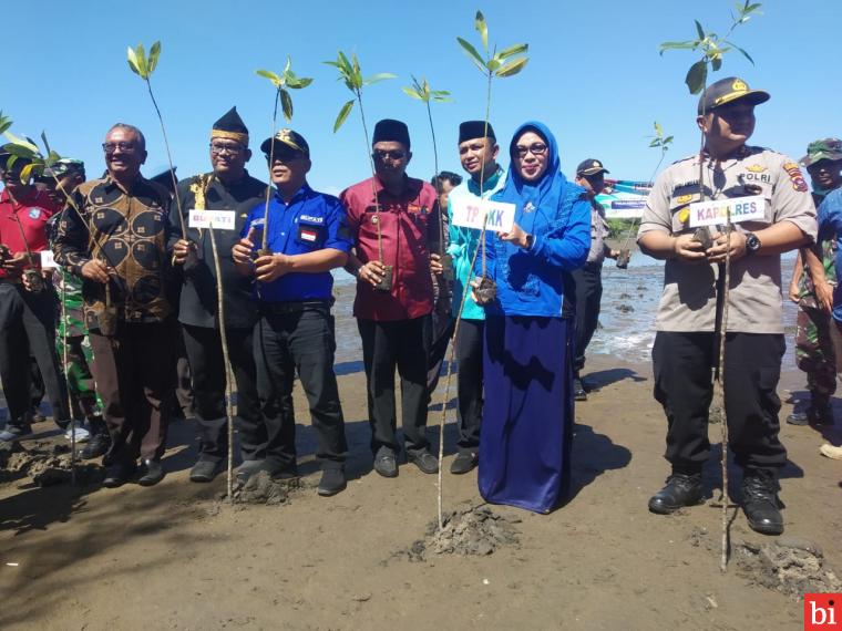 Polres Bersama Bupati Pasaman Barat Tanam 5000 Mangrove di Pantai Taluak Batiang