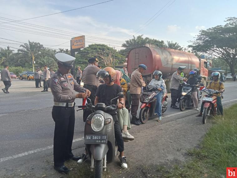 Polres Dharmasraya Bagi-Bagi Bendera untuk Pengendara Jelang HUT RI Ke-78